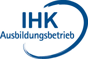 Logo IHK Ausbildungsbetrieb, modrý text na bílém pozadí.