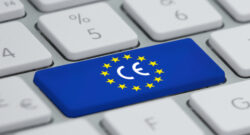 Blauverfärbte Taste einer Tastatur mit dem CE-Zeichen und dem europäischen Sternenring.